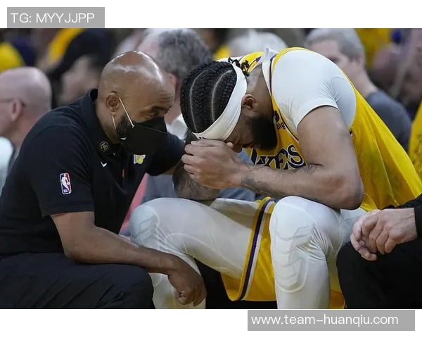 戴维斯左手受伤正在咨询多方专家以确定最佳治疗方案